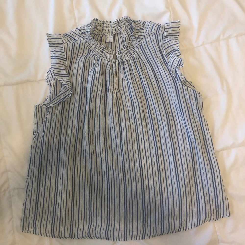 Old Navy flutter sleeve top. Size L.